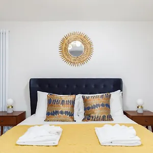  Apartment Finch Lodge, A Boutique Private Retreat